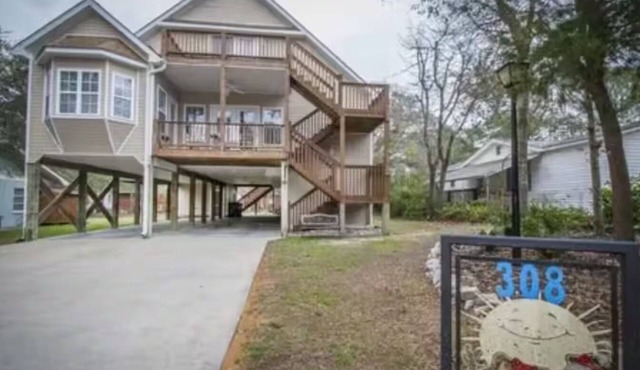 Charming 1-bedroom apartment in amazing Oak Island with WiFi, AC