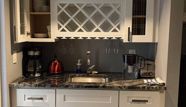 Charming 1-bedroom apartment in lovely Washington with WiFi, AC