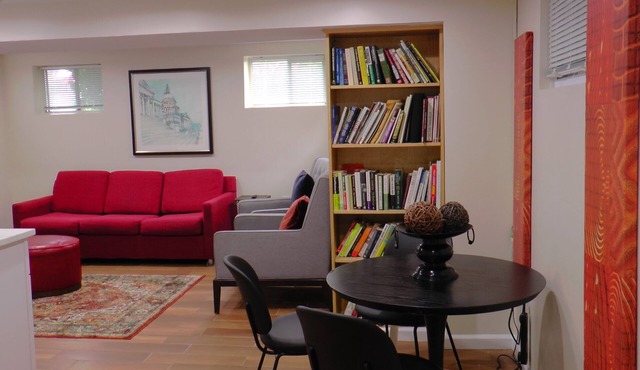 Charming 1-bedroom apartment with WiFi, AC in enchanting Washington.