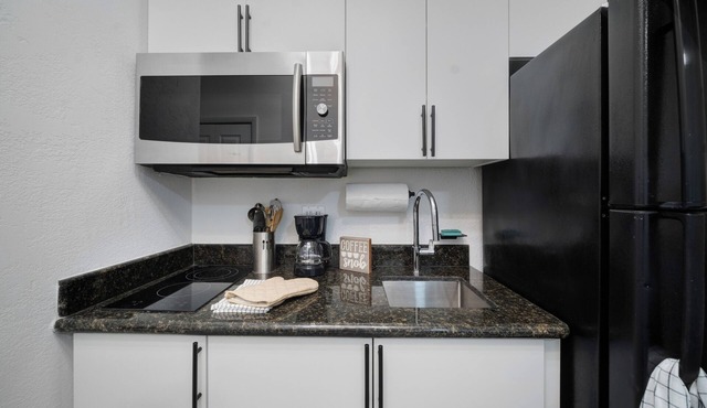 Charming 1-bedroom aFLL apartment near Sawgrass & Hard Rock with WiFi, AC.