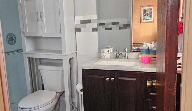 Charming 1-bedroom and bathroom in a house in delightful Lynn with WiFi, AC.