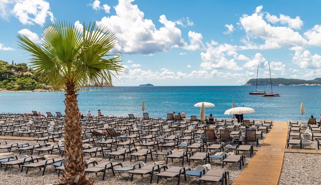>CHARMING 1 BEDROOM APARTMENT 100m FROM SUNSET BEACH, FREE PARKING<