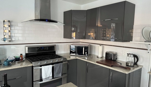 Charming 1-bedroom apartment in Greenwich with Water View & Balcony.