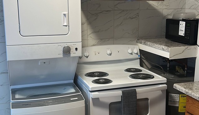 Charming 1-bedroom apartment in terrific Hazelwood with AC, WiFi