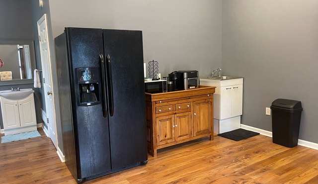 Charming 1-bedroom apartment with WiFi, AC in pleasant Hillsdale