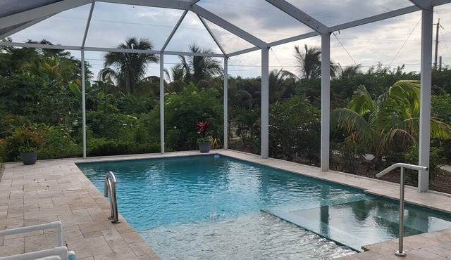 Charming 1-bedroom apartment in Bokeelia with WiFi, AC, pool & heated spa
