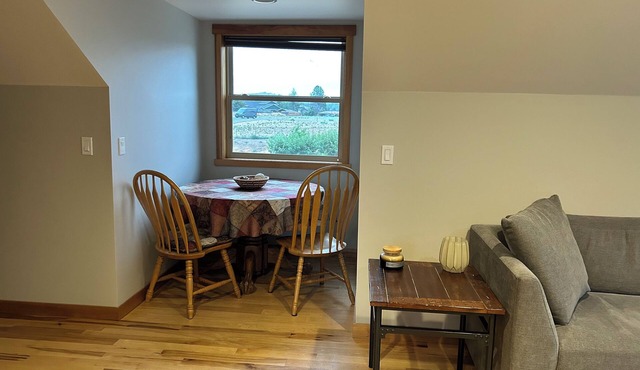 Charming 1-bedroom apartment with view of Columbia River, WiFi & AC in Brewster.
