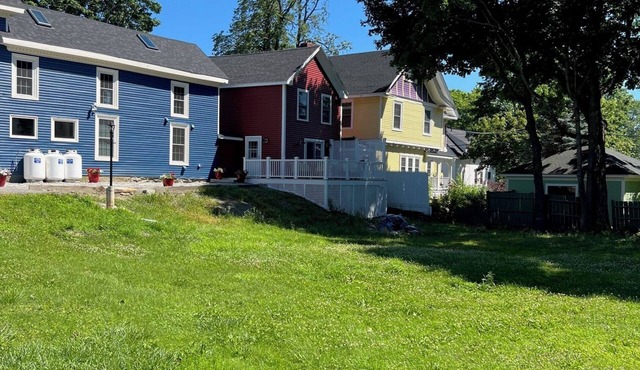 Charming 1-bedroom apartment in Rockland. Sleeps 4 with pull out couch .