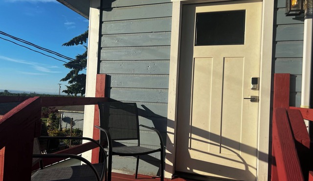 Charming 1-Bedroom Apartment on 3 Acres in Rural Woodburn, Near I-5 & Shopping