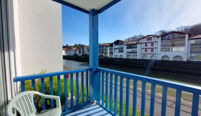 Charming 1-Bedroom Apartment with Pool, 2 mins from Beach