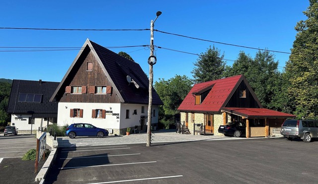 Charming 1-bedroom apartment with WiFi, AC in serene Jezerce