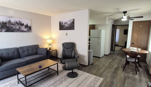 Charming 1-bedroom apartment on the edge of Bucklin with AC & wifi.