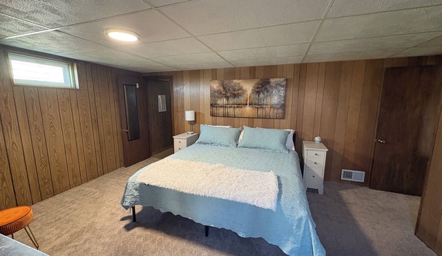 Charming 1-bedroom apartment Dubuque quiet neighborhood private outdoor space.