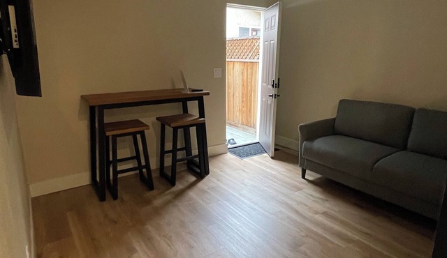 Charming 1-bedroom apartment in Lathrop with WiFi, central heating/AC.