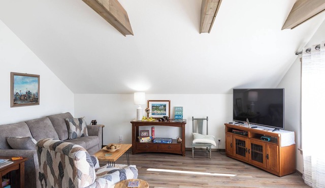 Charming 1-bedroom apartment with deck to view beautiful Seabeck Bay