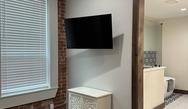 Charming 1-bedroom apartment in delightful Aubrey with WiFi, AC
