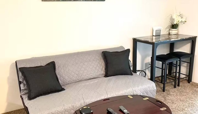 Charming 1-bedroom apartment in superb Burien with WiFi, fitness room