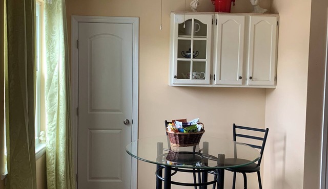 Charming 1-bedroom apartment with WiFi, AC in lovely Edison