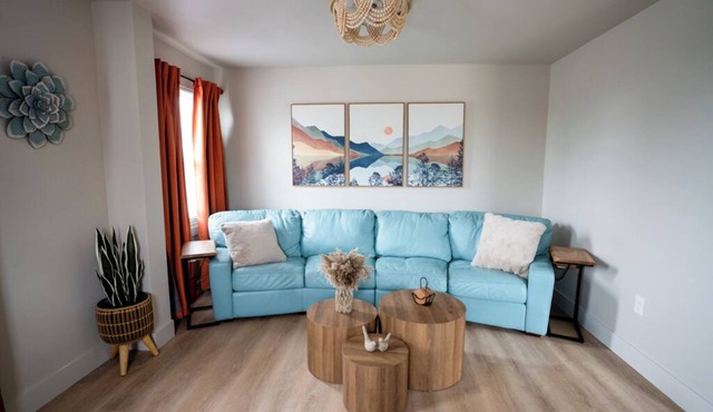 Charming 1-bedroom apartment. Pet friendly, King Bed, Washer & Dryer