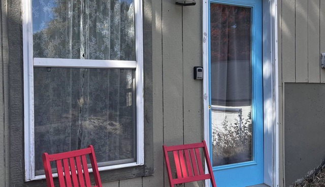 Charming 1-bedroom apartment in downtown historic Weston