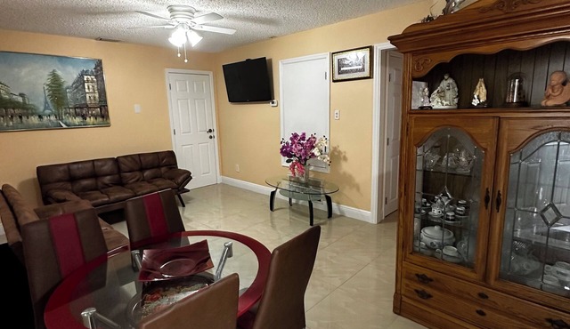 Charming 1-bedroom apartment with AC and WiFi in Tampa. Sleep up to 5 people.