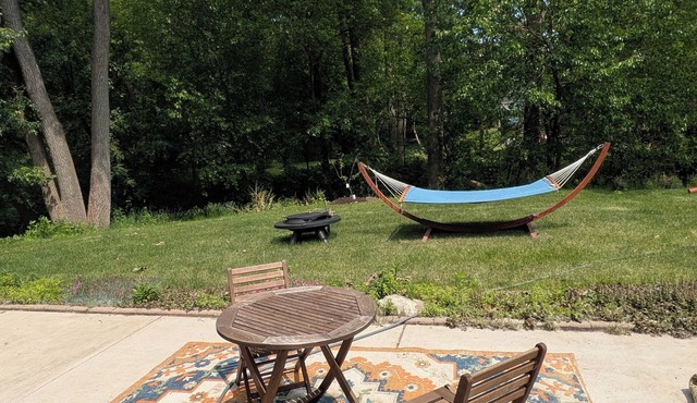 Charming 1-bedroom apt in house by creek with AC, in delightful Portage