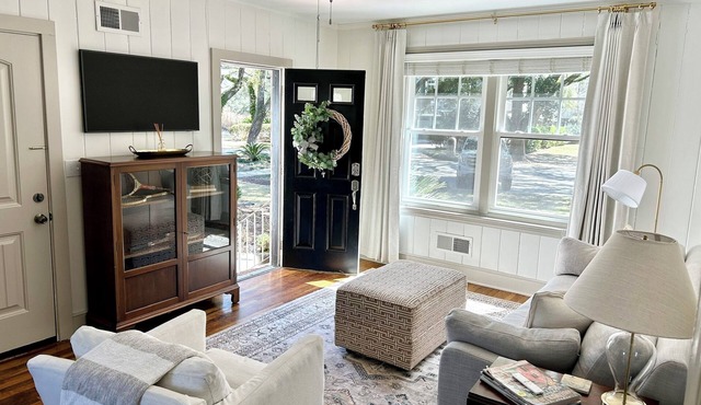 Charming 1-bedroom bungalow in beautiful DOWNTOWN Georgetown with WiFi, AC