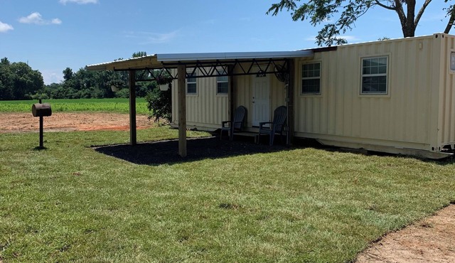 Charming 1-bedroom building in Jay with, AC, on 1 acres of land.