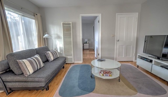 Charming 1-bedroom bungalow located in the heart of Pasadena.