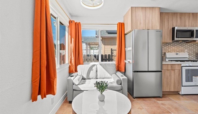 Charming 1-bedroom bungalow with AC in pleasant Tustin