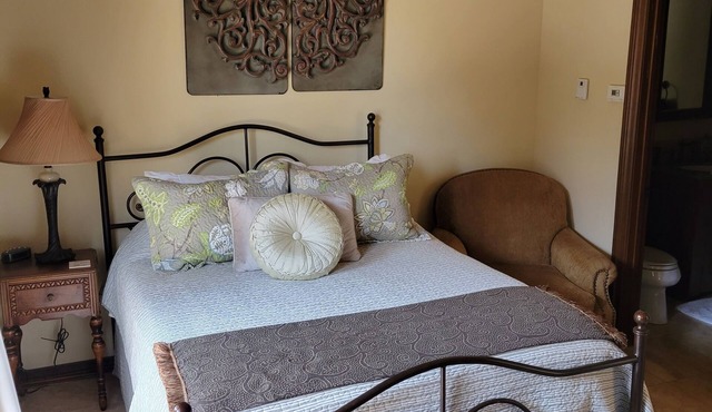 Charming 1-bedroom Casita in lovely Bernalillo, just 15 minutes to Albuquerque.