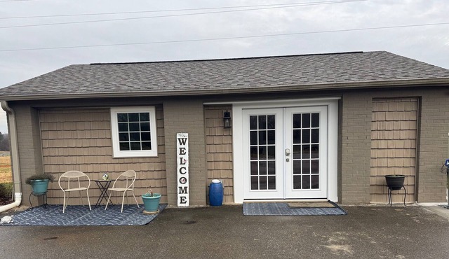 Charming 1-bedroom cottage with WiFi, AC in Jonesville
