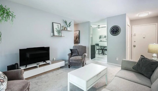 Charming 1-bedroom condo with AC in lively Louisville