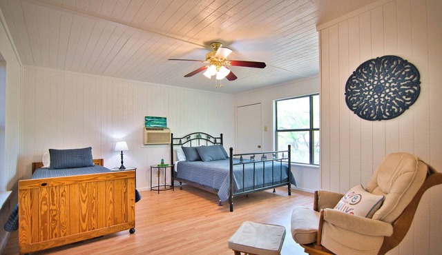 Charming 1-bedroom cabin with WiFi, AC 9 miles N. of Mason, TX