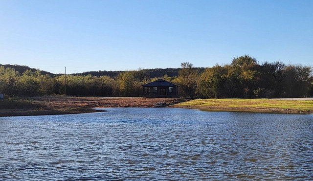 Charming 1-bedroom cabin on lg private pond close to Rocker B and Possum Kingdom