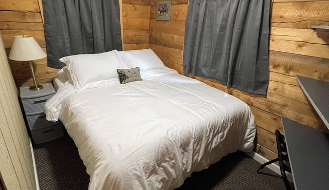 Charming 1-bedroom cabin in welcoming Houston with WiFi
