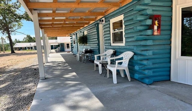 Charming 1-bedroom cabin with Loft. 3 Miles from Bennett Springs State Park