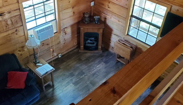 Charming 1-bedroom cabin in Winona. Close 50 minutes to Starkville for games.