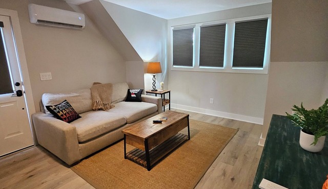 Charming 1-Bedroom Carriage House Near Marietta Square