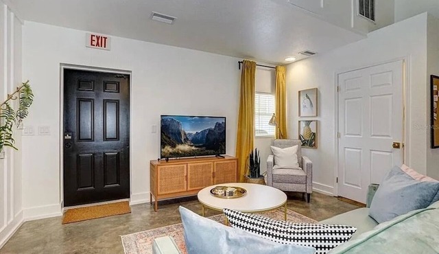 Charming 1 bedroom carriage house Downtown Dunedin- can walk to everything!