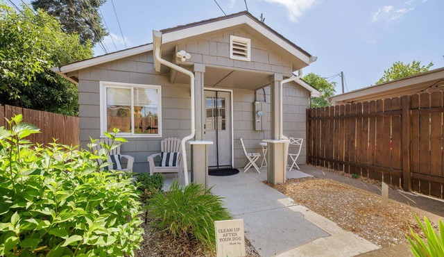 Charming 1-bedroom casita in Eugene, near Autzen & downtown—perfect for couples.