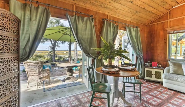 Charming 1-bedroom chalet, Outdoor Shower TOO! Near Savannah