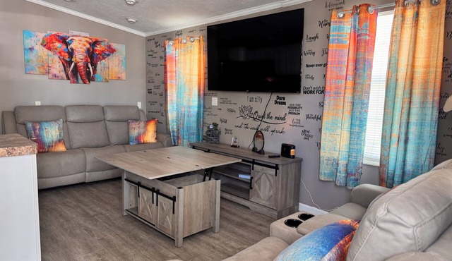 Charming 1-bedroom cottage in a rv resort community near IMG Academy