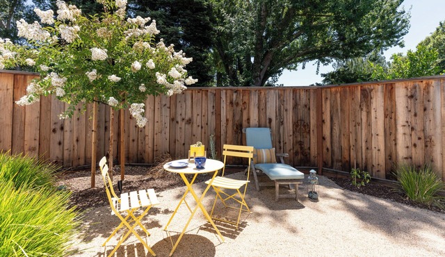 Charming 1-bedroom cottage with private yard, on site parking, walk to BART
