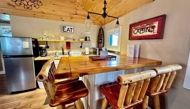 Charming 1-Bedroom Cottage with wood-burning fireplace