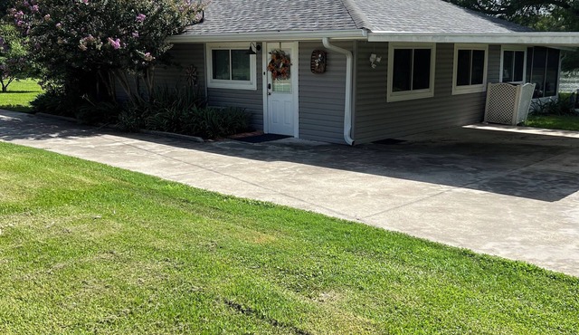 Charming 1-bedroom cottage located on the Lower Atchafalaya River. AC & WIFI