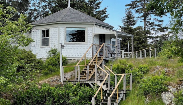 Charming 1-bedroom cottage overlooking the harbor in St. George