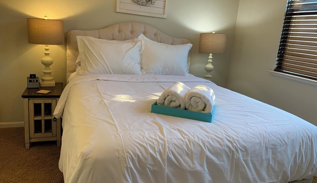 Charming 1-bedroom condo in awesome Modesto with WiFi, AC