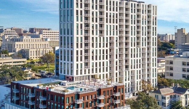 Charming 1-bedroom Condo in Austin w fitness & Rooftop Pool - ACL