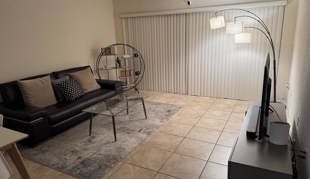 Charming 1-bedroom condo with WiFi and AC in brilliant Miami